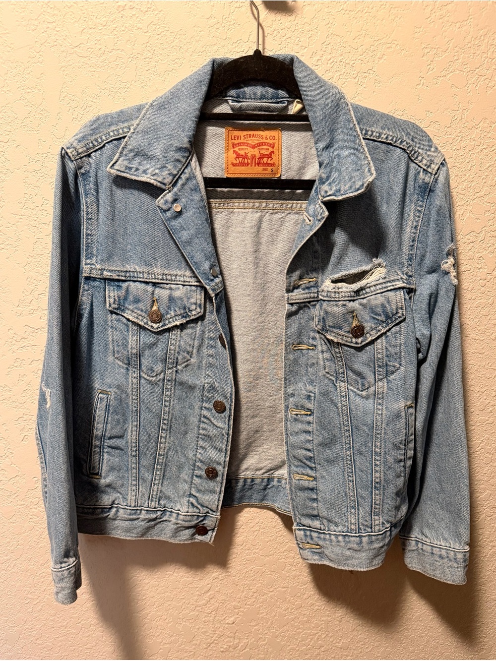 Levi’s Distressed Light Wash Denim Trucker Jacket Size S